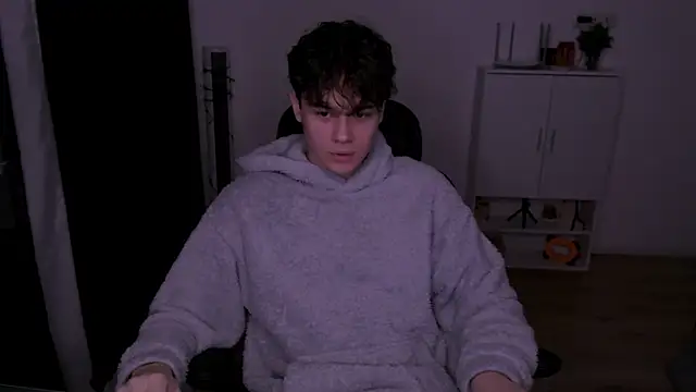 Tom-Eros online show from April 17, 2026, 8:01 pm