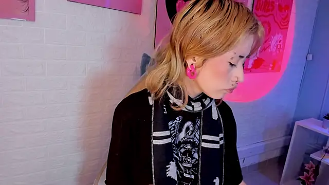 Snapshot of Hannahpage chatting on October 16, 2025, 11:55 am Hannahpage online show from October 16, 2025, 11:55 am