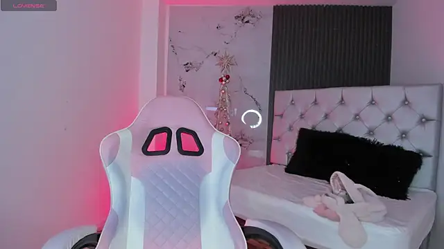 chloesagee online show from December 3, 2025, 9:35 pm