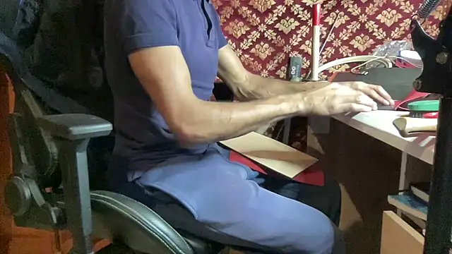 Snapshot of JUSTFORRICH chatting on December 4, 2025, 10:40 pm JUSTFORRICH online show from December 4, 2025, 10:40 pm