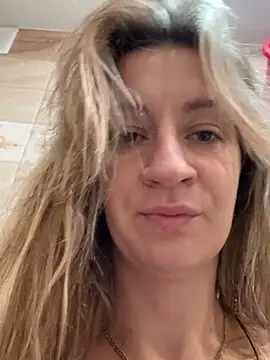 Snapshot of EvvaMur chatting on October 27, 2025, 12:58 am EvvaMur online show from October 27, 2025, 12:58 am