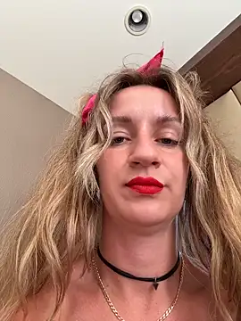 Snapshot of EvvaMur chatting on December 1, 2025, 8:19 am EvvaMur online show from December 1, 2025, 8:19 am