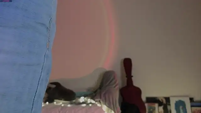 Pixxxis online show from December 2, 2025, 4:07 am