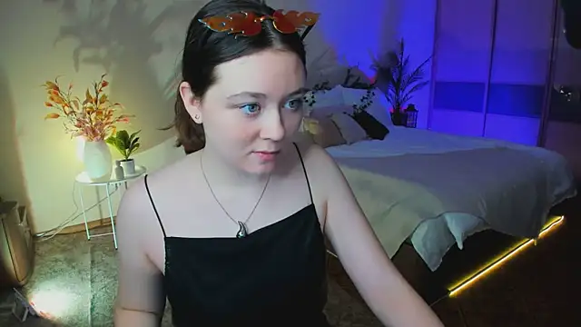 AlluringLookk online show from November 13, 2025, 11:20 am