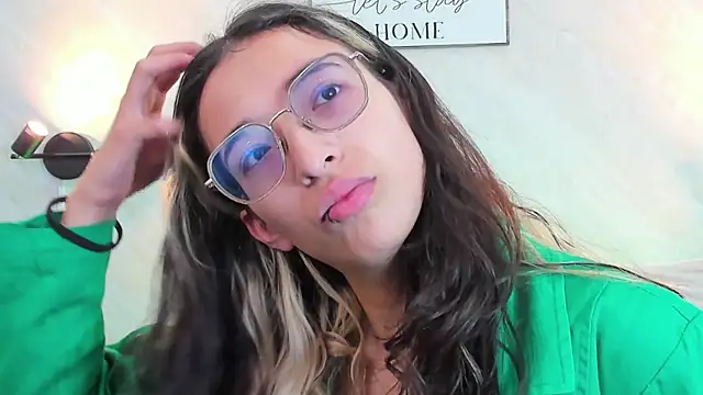 Snapshot of Emilia_Bons chatting on September 29, 2025, 1:49 pm Emilia Bons online show from September 29, 2025, 1:49 pm