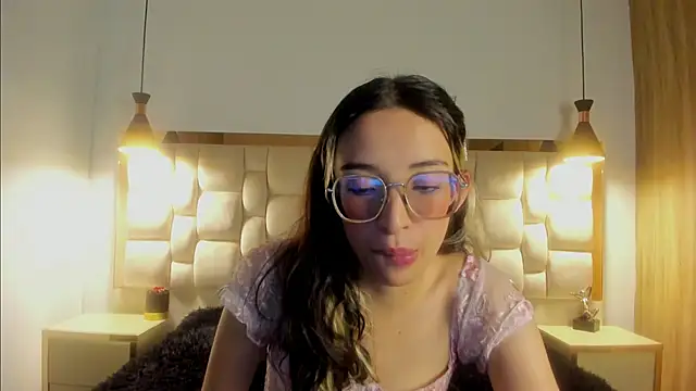 Emilia Bons online show from October 28, 2025, 1:14 pm