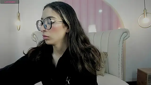 Emilia Bons online show from November 19, 2025, 2:06 pm