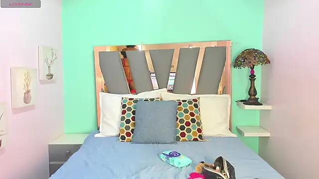 Snapshot of Violett_Salvatore chatting on February 7, 2026, 9:29 pm Violett Salvatore online show from February 7, 2026, 9:29 pm