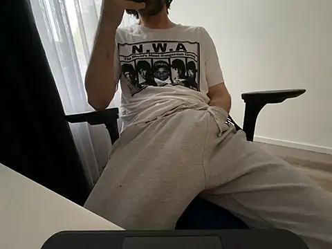 Frankieyyy1 online show from May 17, 2026, 4:43 am
