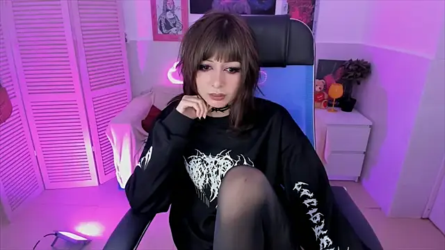 CrystallBloom online show from November 5, 2025, 4:07 pm