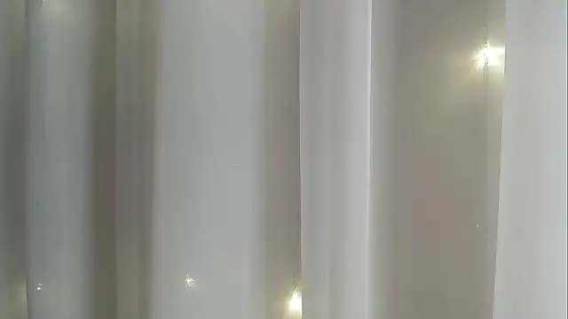 angelainparis28 online show from November 6, 2025, 6:31 pm