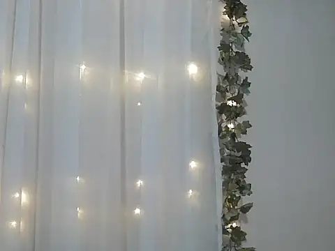 angelainparis28 online show from November 21, 2025, 4:44 am