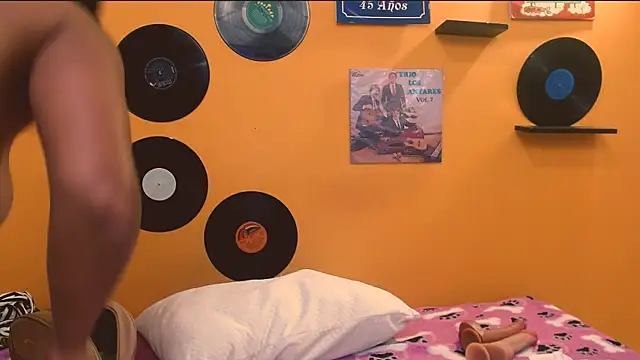 meisevil77 online show from December 2, 2025, 2:17 am