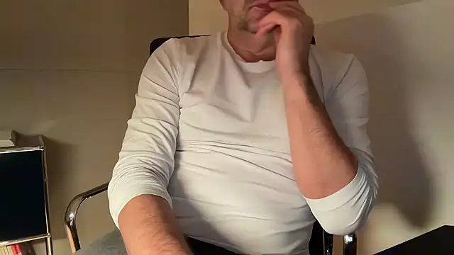 Snapshot of german9inch chatting on December 17, 2025, 9:43 pm german9inch online show from December 17, 2025, 9:43 pm