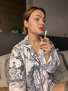 Snapshot of SaraLow chatting on October 17, 2025, 1:09 am SaraLow online show from October 17, 2025, 1:09 am