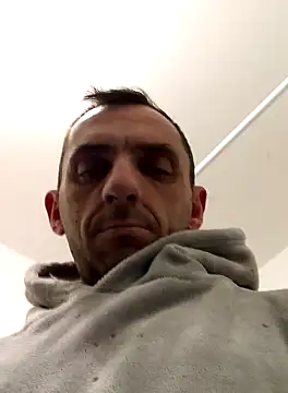 hotmen83 online show from April 13, 2026, 10:04 pm