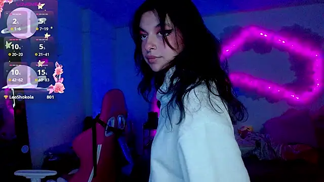 larah uwu online show from October 27, 2025, 7:40 pm