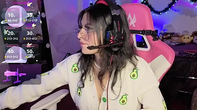 larah uwu online show from December 15, 2025, 7:29 pm