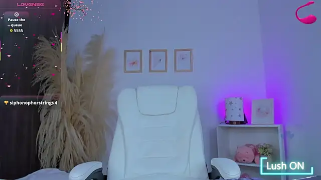 shannel moss   online show from November 13, 2025, 11:14 pm