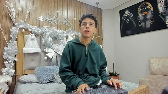 Snapshot of owen__johnson chatting on December 22, 2025, 12:35 pm owen johnson online show from December 22, 2025, 12:35 pm