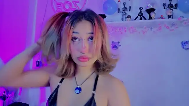 Snapshot of zoelight18 chatting on December 5, 2025, 7:32 pm zoelight18 online show from December 5, 2025, 7:32 pm