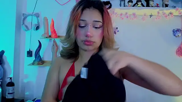 Snapshot of zoelight18 chatting on December 15, 2025, 8:35 pm zoelight18 online show from December 15, 2025, 8:35 pm