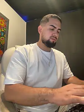 Snapshot of Yuber3 chatting on October 25, 2025, 2:56 pm Yuber3 online show from October 25, 2025, 2:56 pm