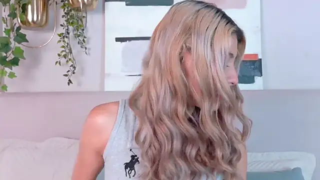 Snapshot of ZoehAngel chatting on October 5, 2025, 12:58 pm ZoehAngel online show from October 5, 2025, 12:58 pm