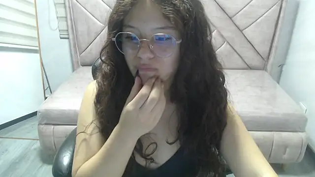 Snapshot of Velvet_Moon_V chatting on March 3, 2026, 7:42 pm Velvet Moon V online show from March 3, 2026, 7:42 pm