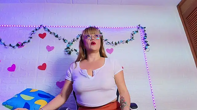 Snapshot of naomi_diamond_ chatting on October 23, 2025, 11:09 am naomi diamond online show from October 23, 2025, 11:09 am