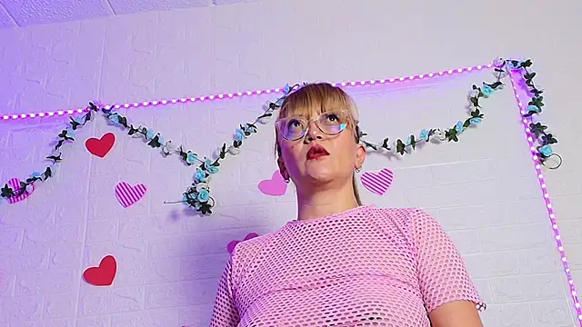 Snapshot of naomi_diamond_ chatting on November 4, 2025, 9:03 pm naomi diamond online show from November 4, 2025, 9:03 pm