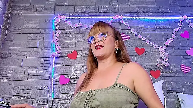 Snapshot of naomi_diamond_ chatting on December 14, 2025, 12:21 pm naomi diamond online show from December 14, 2025, 12:21 pm