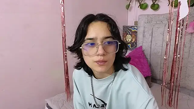 Snapshot of katalinathxandbritney1 chatting on October 3, 2025, 8:28 pm katalinathxandbritney1 online show from October 3, 2025, 8:28 pm