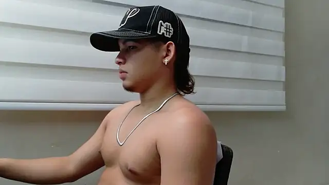 Snapshot of Riky_Strong chatting on November 14, 2025, 3:49 am Riky Strong online show from November 14, 2025, 3:49 am