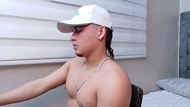 Snapshot of Riky_Strong chatting on November 18, 2025, 3:23 am Riky Strong online show from November 18, 2025, 3:23 am