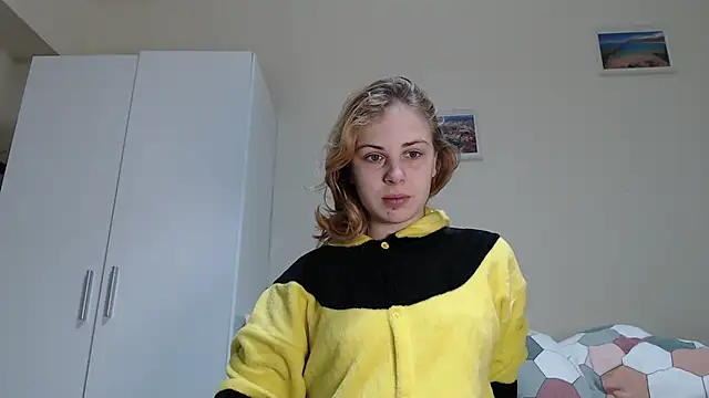 Snapshot of Alismoona chatting on February 25, 2026, 11:42 am Alismoona online show from February 25, 2026, 11:42 am