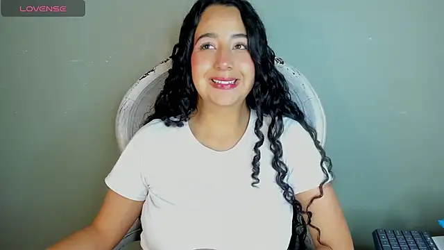 Snapshot of BellaSwwan chatting on October 16, 2025, 10:22 pm BellaSwwan online show from October 16, 2025, 10:22 pm