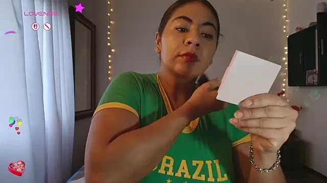 samanthahut1 online show from October 14, 2025, 9:26 pm