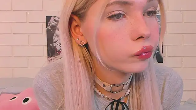 Snapshot of Blondy_Fina chatting on October 24, 2025, 4:53 am Blondy Fina online show from October 24, 2025, 4:53 am