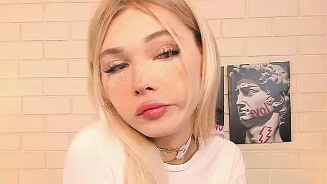 Snapshot of Blondy_Fina chatting on October 28, 2025, 5:00 am Blondy Fina online show from October 28, 2025, 5:00 am