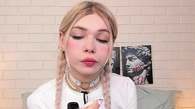 Snapshot of Blondy_Fina chatting on October 29, 2025, 4:26 am Blondy Fina online show from October 29, 2025, 4:26 am