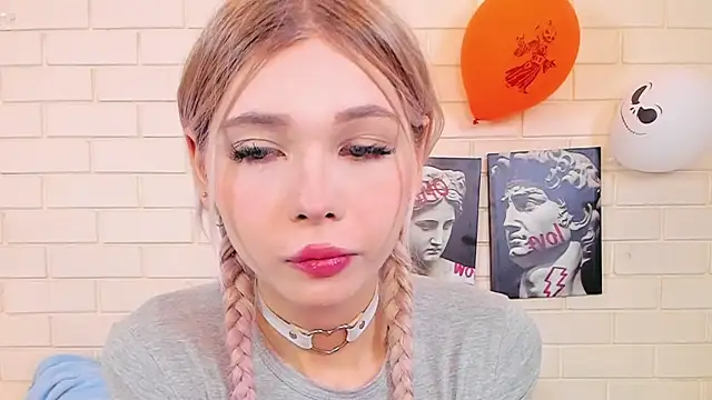 Snapshot of Blondy_Fina chatting on November 9, 2025, 4:33 am Blondy Fina online show from November 9, 2025, 4:33 am