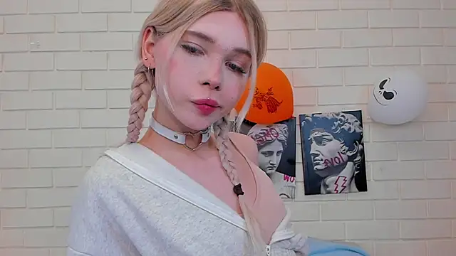 Snapshot of Blondy_Fina chatting on November 13, 2025, 4:44 am Blondy Fina online show from November 13, 2025, 4:44 am