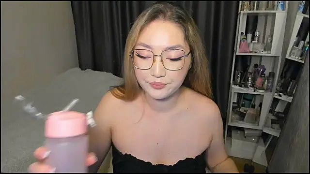 Snapshot of lyra_x chatting on March 7, 2026, 8:17 pm lyra x online show from March 7, 2026, 8:17 pm