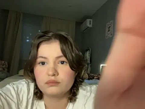 Snapshot of MoonIvy_ chatting on December 3, 2025, 5:22 pm MoonIvy online show from December 3, 2025, 5:22 pm