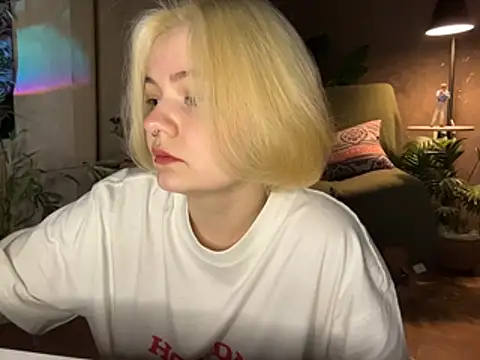 MoonIvy  online show from April 17, 2026, 7:06 pm