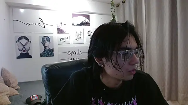 Snapshot of davoxer chatting on October 31, 2025, 3:29 am davoxer online show from October 31, 2025, 3:29 am