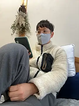 Snapshot of tom19899q chatting on December 4, 2025, 10:29 pm tom19899q online show from December 4, 2025, 10:29 pm