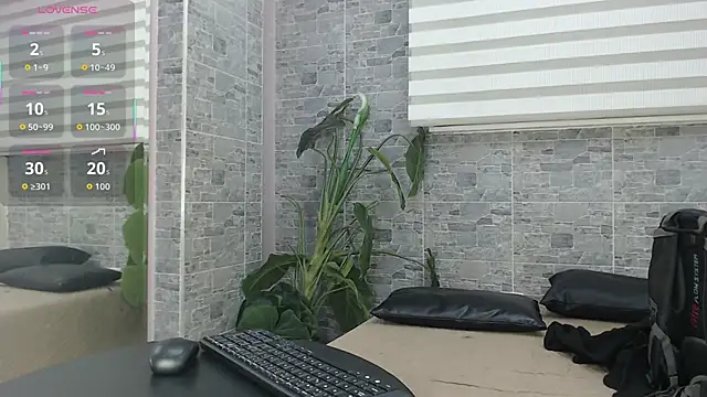 VioletLux online show from November 4, 2025, 7:35 pm