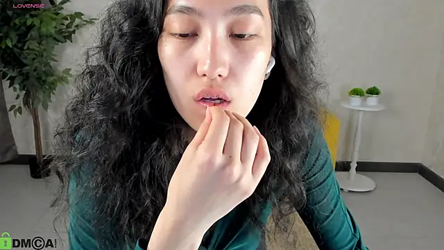 FlirtyAura online show from May 13, 2026, 3:37 am